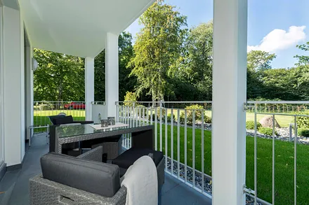 bestuhlter, zur Ostsee nach Norden ausgerichteter Balkon (vom Wohn- und Schlafbereich begehbar)