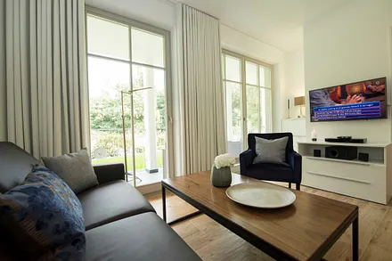 Wohnzimmer mit gemütlicher Couch, Flachbild-LED-TV und Blu-Ray-Player