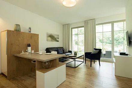 Einbauküche mit Geschirrspüler, Kühlschrank mit Eisfach, Backofen, 4 Zonen-Cerankochfeld, Mikrowelle, Kaffeemaschine, Toaster, Wasserkocher, Mixer und diversen Küchenutensilien