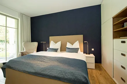 Schlafzimmer mit bequemen Doppelbett mit 4 Gang-Bonell-Federkern Matratzen (1,80 m x 2,00 m), Kleiderschrank, Nachttischablagen, Safe, Wecker und Verdunklungsmöglichkeit