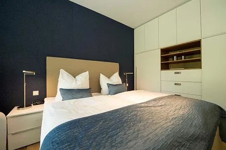 Schlafzimmer mit bequemen Doppelbett mit 4 Gang-Bonell-Federkern Matratzen (1,80 m x 2,00 m), Kleiderschrank, Nachttischablagen, Safe, Wecker und Verdunklungsmöglichkeit