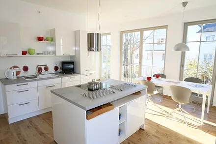 vollwertig ausgestattet Küche mit Geschirrspüler, Kühlschrank, Gefrierschrank, Backofen, 4 Zonen-Cerankochfeld, Mikrowelle, Kaffeemaschine, Nespresso- Maschine, Toaster, Wasserkocher & Mixer 