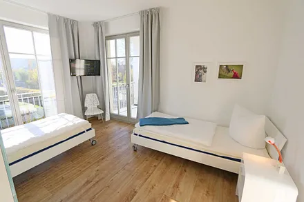 Schlafzimmer identisch ausgestattet, mit dem Unterschied, dass zwei Einzelbetten (je 0,90 m x 2,00 m) vorhanden sind (leicht beweglich und können zusammengestellt werden)