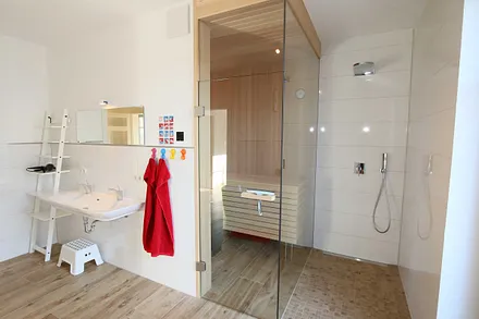 Schlafzimmer identisch ausgestattet, mit dem Unterschied, dass zwei Einzelbetten (je 0,90 m x 2,00 m) vorhanden sind (leicht beweglich und können zusammengestellt werden)