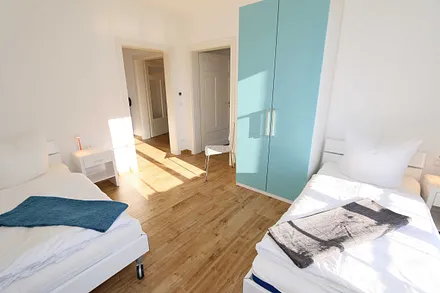 Schlafzimmer identisch ausgestattet, mit dem Unterschied, dass zwei Einzelbetten (je 0,90 m x 2,00 m) vorhanden sind (leicht beweglich und können zusammengestellt werden)