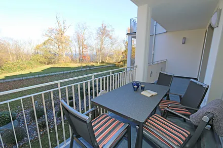 die Balkone (Nord/West & Süd/West) sind mit hochwertigem Esstisch/ Stühlen sowie Liegestühlen ausgestattet, ergänzt durch eine Lounge-Ecke - erreichbar vom Wohn-/Essbereich sowie beiden Schlafzimmern