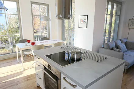 vollwertig ausgestattet Küche mit Geschirrspüler, Kühlschrank, Gefrierschrank, Backofen, 4 Zonen-Cerankochfeld, Mikrowelle, Kaffeemaschine, Nespresso- Maschine, Toaster, Wasserkocher & Mixer 