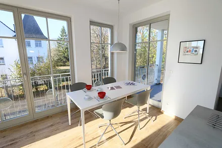 großer Esstisch lädt zum gemeinsamen Essen ein