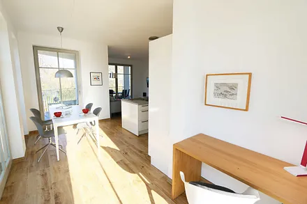 großer Esstisch lädt zum gemeinsamen Essen ein