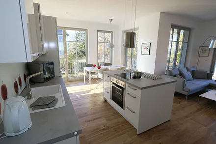 vollwertig ausgestattet Küche mit Geschirrspüler, Kühlschrank, Gefrierschrank, Backofen, 4 Zonen-Cerankochfeld, Mikrowelle, Kaffeemaschine, Nespresso- Maschine, Toaster, Wasserkocher & Mixer 