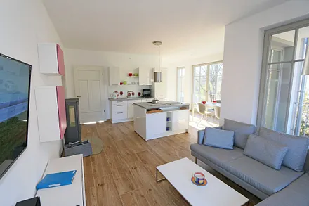 Wohnzimmer mit Couchecke, Flachbild-Smart-TV, Blu- Ray- Player, Stereoanlage mit Anschlussmöglichkeit für Android-oder I-Phone via Bluetooth sowie DAB Radio und Internetanschluss (WLAN) 