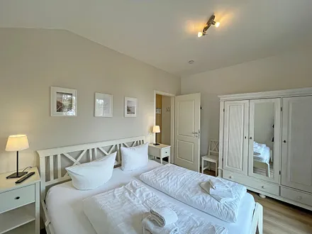 Schlafzimmer mit Kleiderschrank