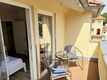 Blick vom Balkon in das Schlafzimmer