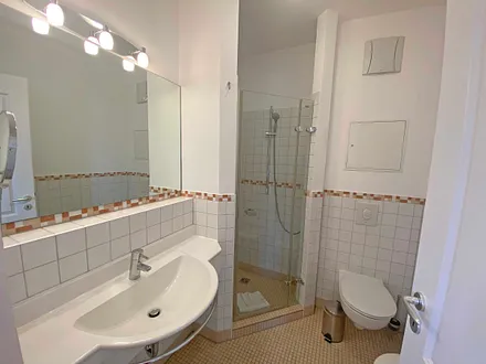 Badezimmer mit Anti-Rutsch-Fliesen, Waschtisch, gemauerte Eckdusche mit hochwertigen Armaturen, WC und beheizbarer Design-Handtuchhalter