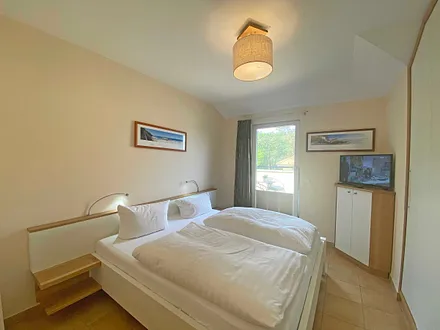 Schlafzimmer mit Doppelbett (1,80 m x 2,00 m), Kaltschaummatratzen, großer Kleiderschrank, Ablagemöglichkeiten, LCD-TV und Sideboard