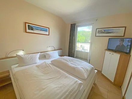 Schlafzimmer mit Doppelbett (1,80 m x 2,00 m), Kaltschaummatratzen, großer Kleiderschrank, Ablagemöglichkeiten, LCD-TV und Sideboard