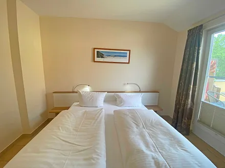 Schlafzimmer mit Doppelbett (1,80 m x 2,00 m), Kaltschaummatratzen, großer Kleiderschrank, Ablagemöglichkeiten, LCD-TV und Sideboard