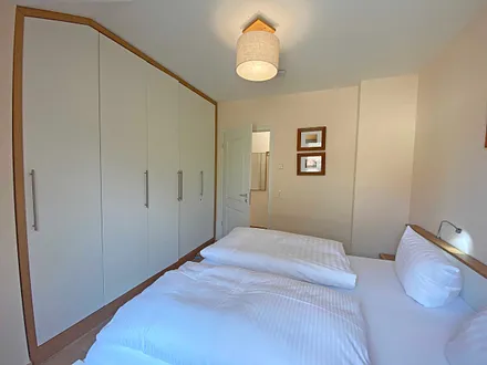 Schlafzimmer mit Doppelbett (1,80 m x 2,00 m), Kaltschaummatratzen, großer Kleiderschrank, Ablagemöglichkeiten, LCD-TV und Sideboard