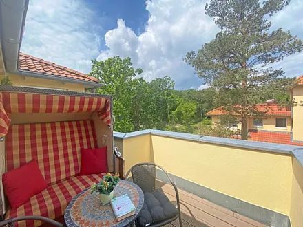 bestuhlter Balkon (Süd/West) mit Strandkorb - vom Schlafbereich erreichbar (Insektenschutztür)