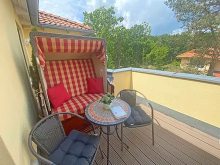 bestuhlter Balkon (Süd/West) mit Strandkorb - vom Schlafbereich erreichbar (Insektenschutztür)
