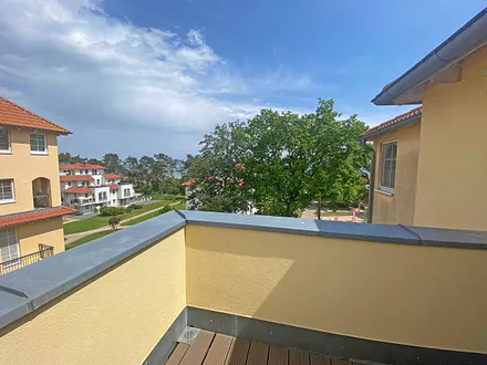 bestuhlter Balkon mit Strandkorb - vom Schlafbereich erreichbar (Insektenschutztür)