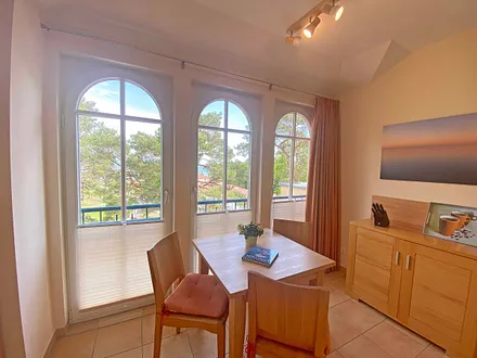 Esstisch mit Stühlen