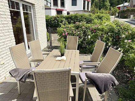 möblierte Süd-Terrasse (komplett eingezäunt) mit Kugelgrill und großem Ampelschirm sowie überdachter Ost-Terrasse