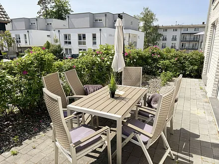 möblierte Süd-Terrasse (komplett eingezäunt) mit Kugelgrill und großem Ampelschirm sowie überdachter Ost-Terrasse