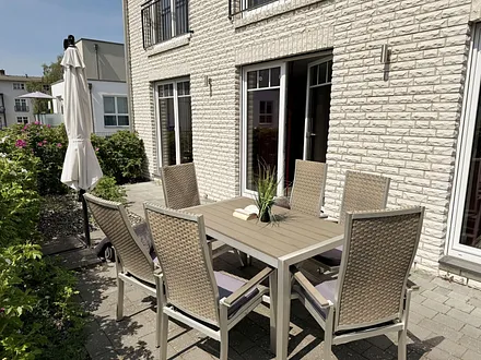 möblierte Süd-Terrasse (komplett eingezäunt) mit Kugelgrill und großem Ampelschirm sowie überdachter Ost-Terrasse