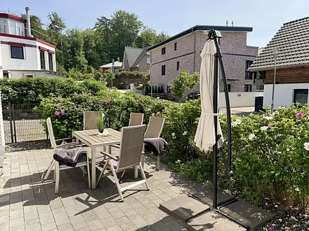 möblierte Süd-Terrasse (komplett eingezäunt) mit Kugelgrill und großem Ampelschirm sowie überdachter Ost-Terrasse