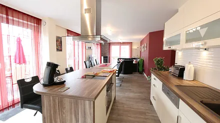 Inselküche mit Ceranfeld,Backofen,Geschirrspüler,Kühlschrank mit separaten Gefrierteil,Kaffeemaschine mit Warmhaltekanne,Senseo- Padautomat,Wasserkocher,Eierkocher,Toaster & Mikrowelle