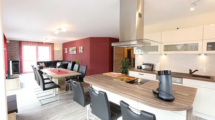 Inselküche mit Ceranfeld,Backofen,Geschirrspüler,Kühlschrank mit separaten Gefrierteil,Kaffeemaschine mit Warmhaltekanne,Senseo- Padautomat,Wasserkocher,Eierkocher,Toaster & Mikrowelle