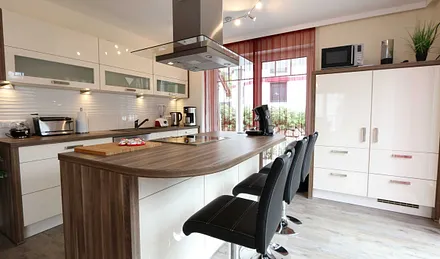 Inselküche mit Ceranfeld,Backofen,Geschirrspüler,Kühlschrank mit separaten Gefrierteil,Kaffeemaschine mit Warmhaltekanne,Senseo- Padautomat,Wasserkocher,Eierkocher,Toaster & Mikrowelle