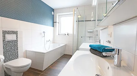 Tageslichtbad mit bodengleicher Echtglasdusche, Badewanne, 2 Waschtische, Kosmetikspiegel, Spiegelschrank, WC, Handtuchtrockner, Haarfön