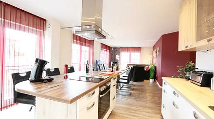 Inselküche mit Ceranfeld,Backofen,Geschirrspüler,Kühlschrank mit separaten Gefrierteil,Kaffeemaschine mit Warmhaltekanne,Senseo- Padautomat,Wasserkocher,Eierkocher,Toaster & Mikrowelle