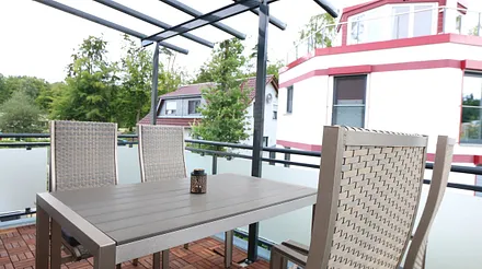 überdachter möbilierter Süd- Ost- Balkon mit Kugelgrill