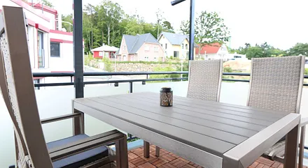 überdachter möbilierter Süd- Ost- Balkon mit Kugelgrill