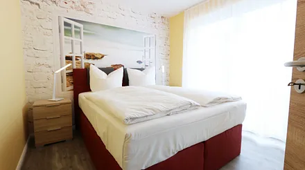 Schlafzimmer mit Boxspringbetten und Nachtschränke,dimmbaren Nachttischlampen mit USB zum Aufladen von Handys,Radiowecker,großem Kleiderschrank & 32 Zoll Flachbild mit Smart-TV