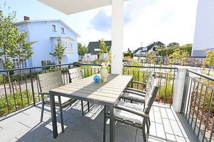 überdachte und bestuhlte Terrasse (Süd/Ost) mit Sonnenschirm