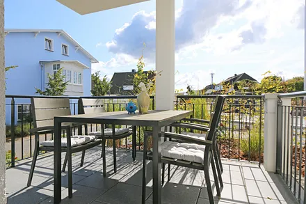 überdachte und bestuhlte Terrasse (Süd/Ost) mit Sonnenschirm