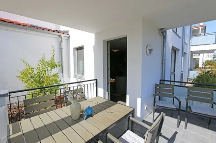 überdachte und bestuhlte Terrasse (Süd/Ost) mit Sonnenschirm