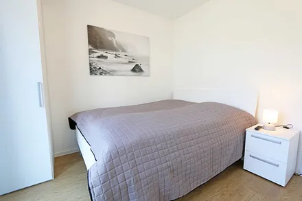 Schlafzimmer mit Doppelbett und Kaltschaummatratze (1,60 m x 2,00 m/ H3), Nachttischablagen, Smart-TV und Kleiderschrank