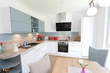 Küchenzeile mit Ceranfeld, Backofen, Geschirrspüler, Mikrowelle, Kühlschrank mit Gefrierfach, Kaffeemaschine, Senseo Padmaschine, Wasserkocher, Toaster und diversen Küchenutensilien