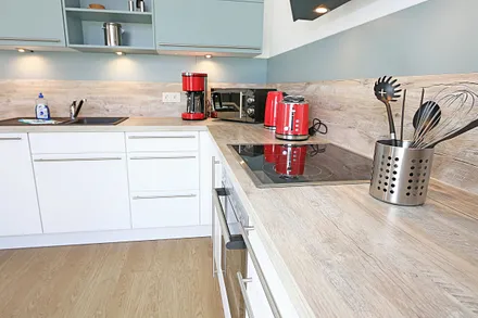 Küchenzeile mit Ceranfeld, Backofen, Geschirrspüler, Mikrowelle, Kühlschrank mit Gefrierfach, Kaffeemaschine, Senseo Padmaschine, Wasserkocher, Toaster und diversen Küchenutensilien