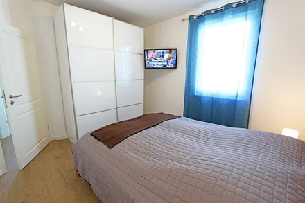 Schlafzimmer mit Doppelbett und Kaltschaummatratze (1,60 m x 2,00 m/ H3), Nachttischablagen, Smart-TV und Kleiderschrank