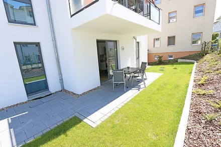 überdachte und bestuhlte Terrasse (West) mit Sonnenschirm - vom Wohn- und einem Schlafzimmer aus erreichbar