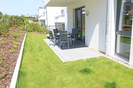 überdachte und bestuhlte Terrasse (West) mit Sonnenschirm - vom Wohn- und einem Schlafzimmer aus erreichbar