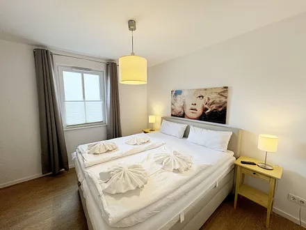 Schlafzimmer mit Doppelbett