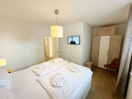 Schlafzimmer mit Kleiderschrank