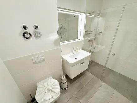 Badezimmer mit großem Spiegel